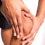 Болят колени: причины, что делать и как лечить