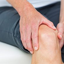 Онемение ноги в области от бедра до колена: причины и что делать