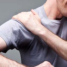 Болит плечо при поднятии и отведении (вверх и назад): причины и что делать