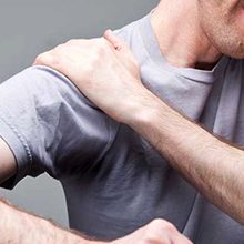 Боль в плечевом суставе при поднятии руки: причины и лечение