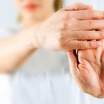 Если болят суставы пальцев рук при беременности: причины и что делать
