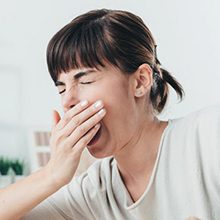 Частая зевота и нехватка воздуха: возможные причины и что делать