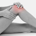 Если болит колено ночью в состоянии покоя: причины и что делать
