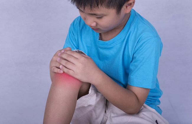 Болит колено у ребенка