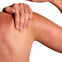 Боль в плечевом суставе (левой и правой руки): причины и лечение