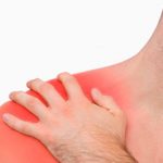 Хруст и боль в плечевом суставе при вращении: причины и лечение