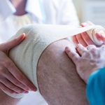 Травма колена (коленного сустава): виды, симптомы и лечение