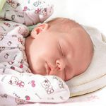 Ортопедическая подушка для новорожденных: для чего нужна и как пользоваться